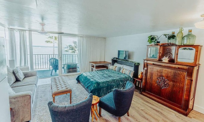 Punaluu Condo | Luxury Beachfront Condo w/AC