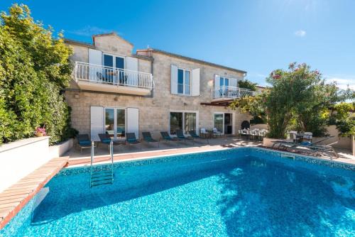 Mirce Villa | Luxury Beachfront Villa Casa Mare with private heated pool and gym right at the beach in Mirca - Brac