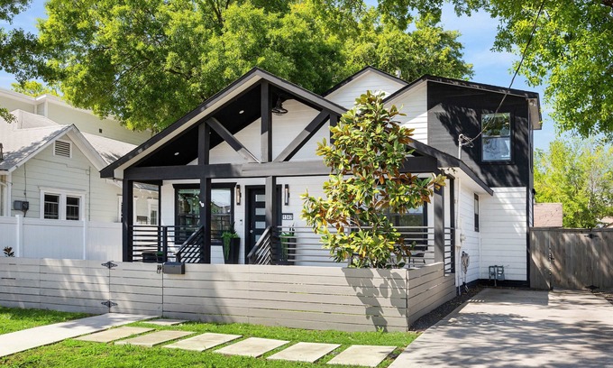 Houston Heights House | Luxury Boho Heights Retreat- Spacious 4 Bedroom, 4 1/2 Bath Bungalow