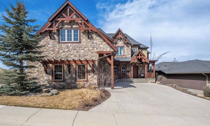 Calgary House | Luxury BSMT, Banff Pass, Pool Table, Steam Shower