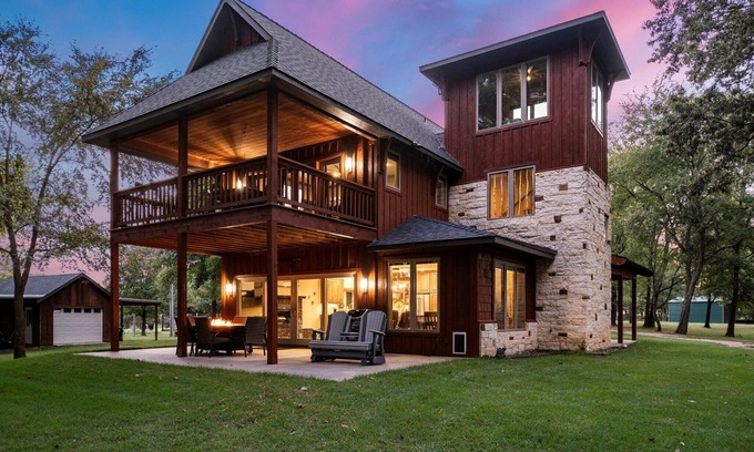 Dogwood House | Luxury Cabin, 500’ Lake Front, 3 acre property on Lake Bob Sandlin!