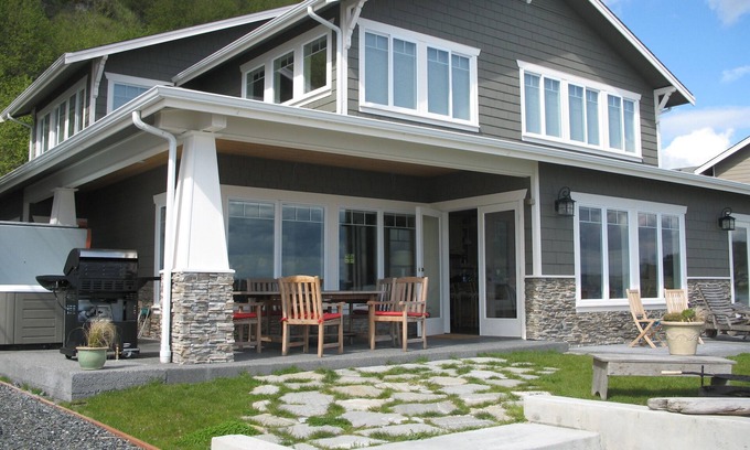 Clinton House | Luxury Cape Cod on Tranquil, Tidal, Sandy Beach, Beds up to 12, Close to Seattle