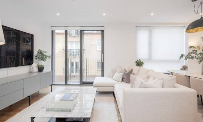 London City Centre House | Luxury Central Mayfair Townhouse with Air Conditioning. 3 Bed 3 Bath