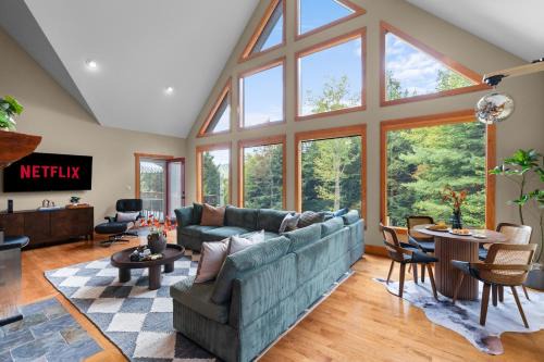 Windham Ski Chalet | Luxury Chalet, Firepit, Sauna, Pet Friendly, 5 mins to Windham Mtn resort