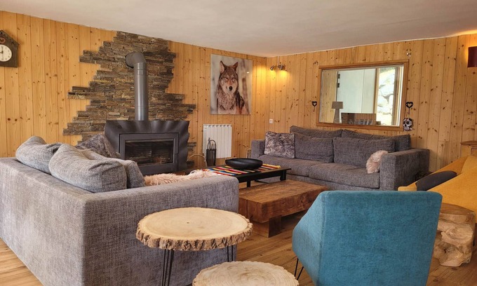 Pra Loup Ski Chalet | Luxury Chalet for 16 near Gondola, WiFi, Sauna, Movie Room – Pra Loup