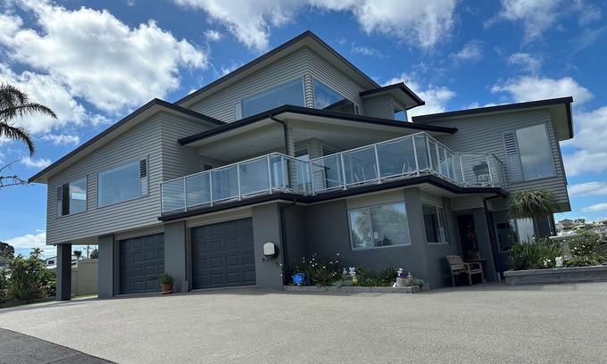 Tindalls Beach House | LUXURY CLIFFTOP " RETREAT " in TINDALLS BAY, WHANGAPARAOA PENINSULAR