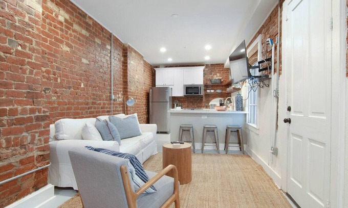 Lower Garden District Condo | Luxury Condo 1 Bed 1.5 Bath Block off Magazine