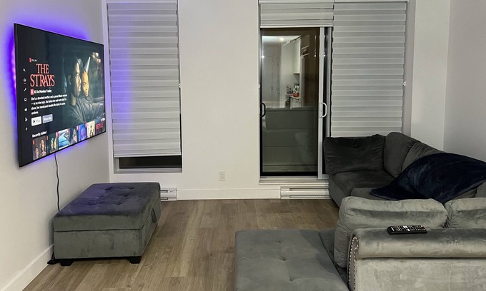 Pointe Claire Apartment | Luxury Condo 5 mins from Airport