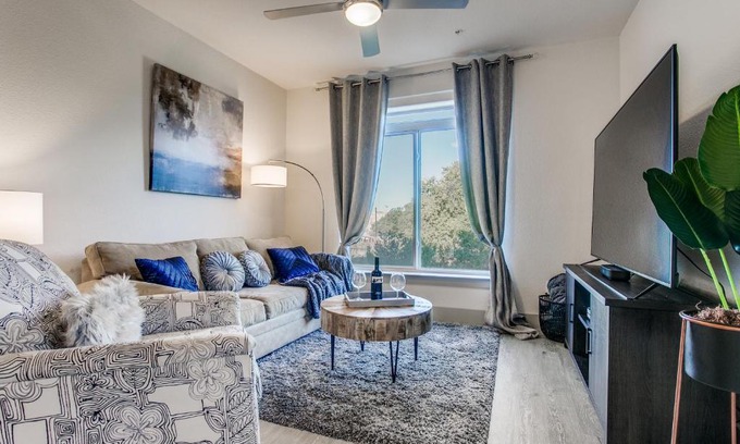 Downtown San Antonio Apartment | Luxury Condo facing RiverWalk Free Parking Pet Friendly Centrally Located
