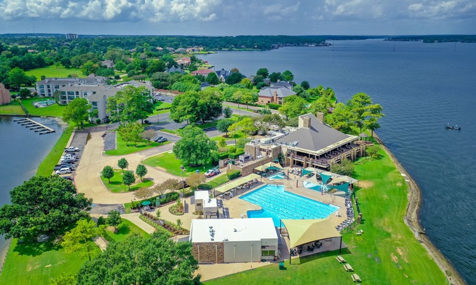 Walden on Lake Conroe Condo | Luxury Condo with Golf Package