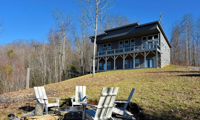 Murphy Cabin | Luxury Contemporary Chalet with spectacular views, amenities & nearby activities