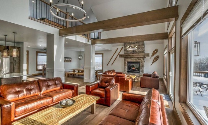 The Blue Mountains Ski Chalet | LUXURY Cottage@Blue Mountain, Private Beach Access, Near the Village, 7.5 baths