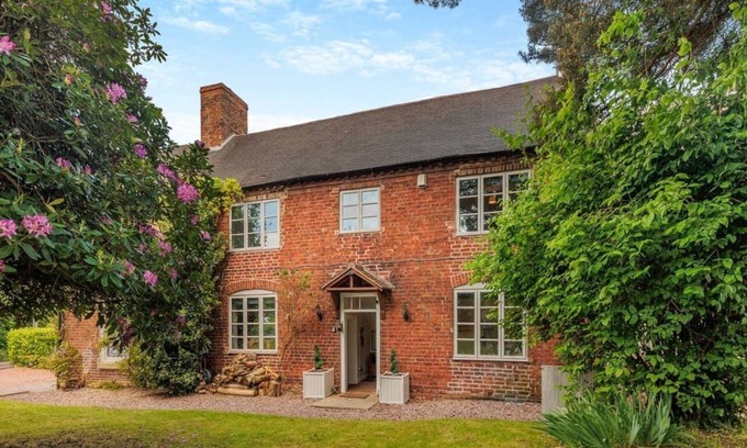 Shifnal House | Luxury Country Escape with hot tub