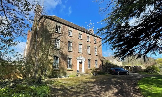 English Bicknor House | Luxury Country Manor in Forest of Dean | Hot Tub, Fire Pit & Sleeps 16+