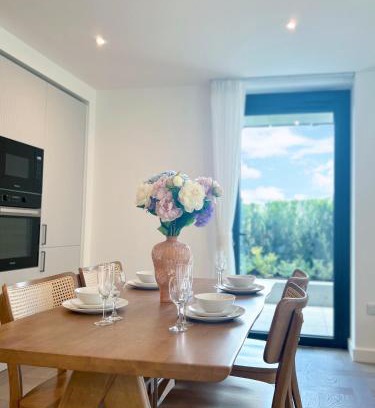 Tower Hill Apartment | Luxury Designer 2Bed 2Bath by Tower Bridge