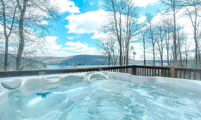 Mountainside House | Luxury Dog Friendly Escape w/Hot Tub & Views