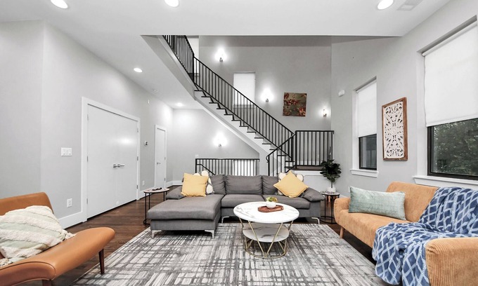 South Central Houston House | Luxury Downtown Delight Hub for longer stay, work from home and weekend getaway