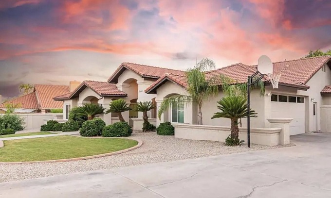 Estate Grove Valencia Est Bed & Breakfast | Luxury Dream! 6ba/MiniGolf/Heated Pool/Grill/Game