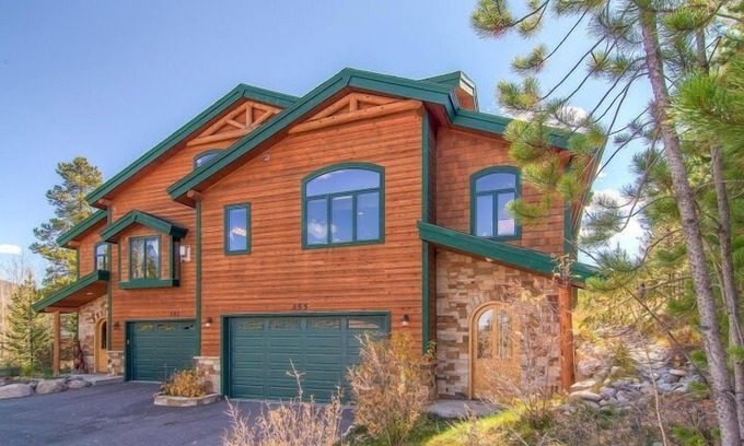 Three Peaks House | Luxury Eagles Nest House, Sleeps 10, Spacious Layout, Close to Hiking and Golf