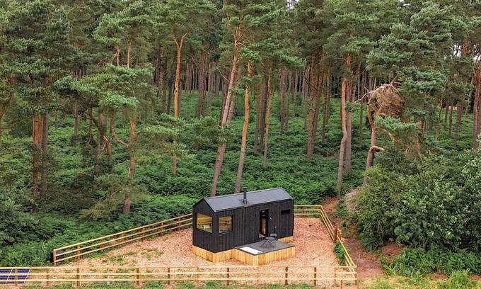 Newcastle-Under-Lyme Cottage | Luxury Eco-Friendly Off-Grid Forest Cabin With Outdoor Bath