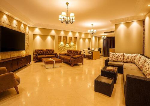 Maadi Apartment | Luxury Escape with Pool & Gym