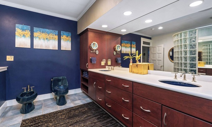 Downtown Harrisburg House | ☆ Luxury Executive Home ♥ of the City + Courtyard