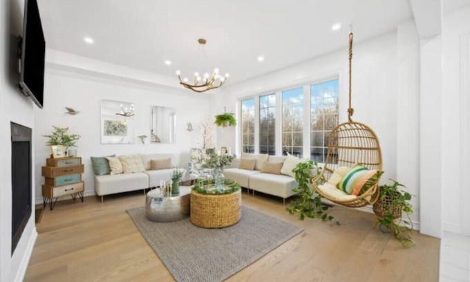 Whitby House | Luxury Family 4BR, Near Restaurants! Back Garden, Balcony, Pool Table, Parkingn