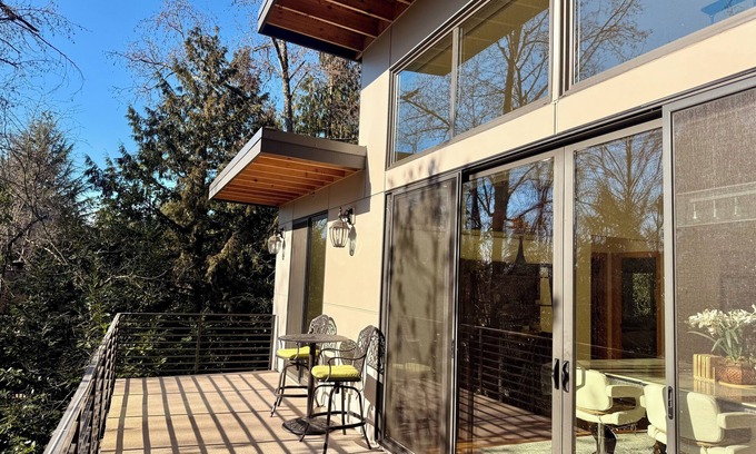 Mercer Island House | Luxury Family Escape: Pet-Friendly Mercer Island Retreat w/Pool Table & Patio