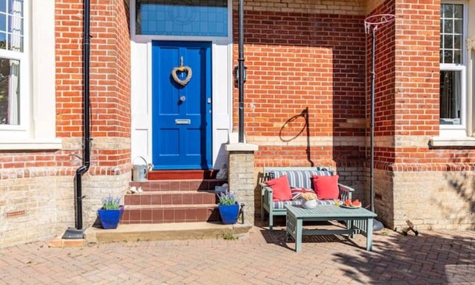 Westbourne Apartment | Luxury garden flat, 2-min walk to beach + parking