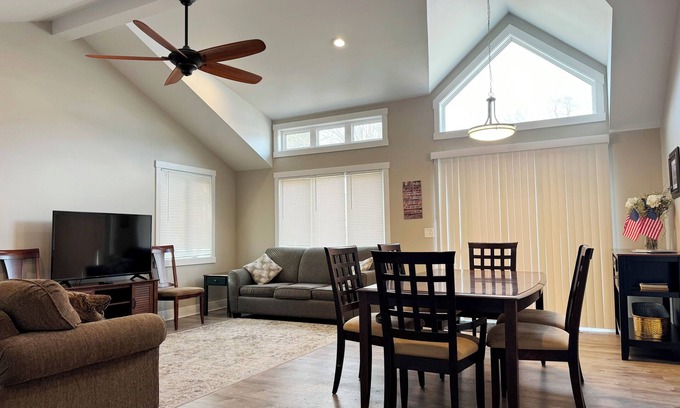 Shelbyville House | Luxury Gun Lake 4 Bed 2 Bath Home W/paddleboards/kayaks, Free Wi-fi