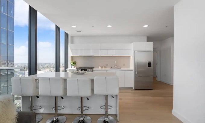 Downey Apartment | Luxury High Rise in DTLA