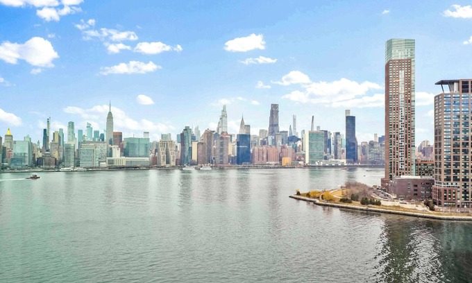 Greenpoint Apartment | Luxury High Rise with Stunning Manhattan Views