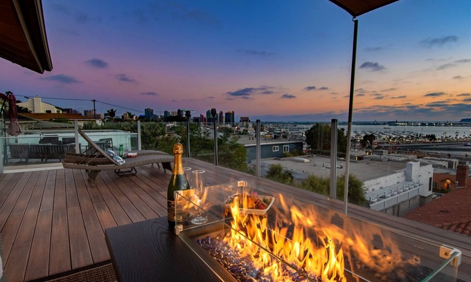 Middletown House | ♥ Luxury Hilltop Retreat in the City - Hot Tub! Central Location! Unforgettable Views! ♥