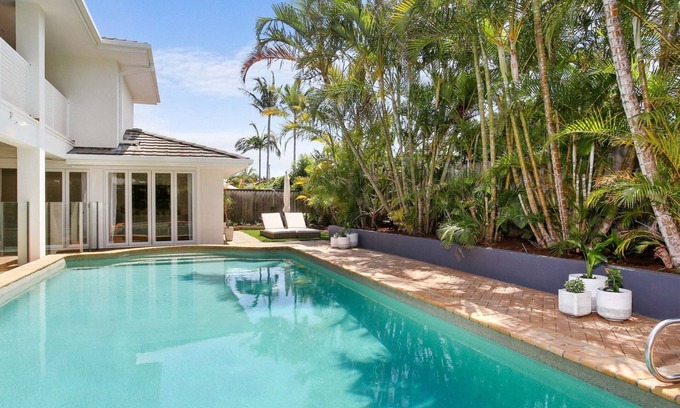 Burleigh Waters House | Luxury Holiday Home-stroll to beach & James St