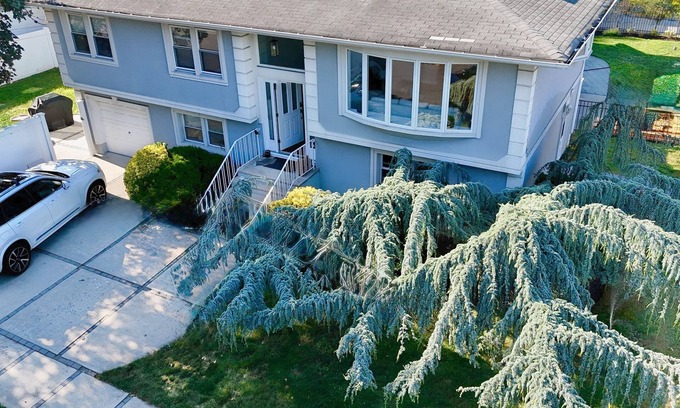 East Meadow House | Luxury home, 15 min beach/5 min Eisenhower Park/Nassau Coliseum/45 min NYC