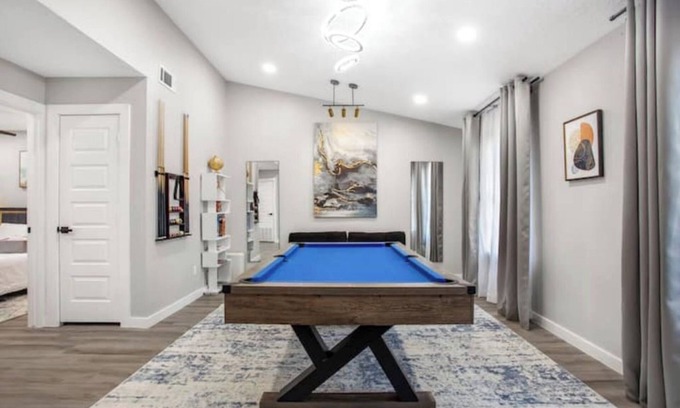 Clodine House | Luxury Home 4 Rooms ~ Pool Table & Poker~ King Bed