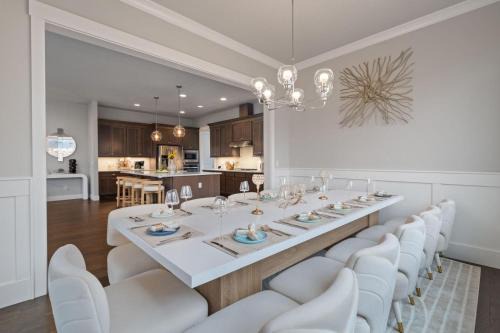 Bethany House | Luxury Home, 5BR, 4BT, Near Portland DT, Game Room, Nature Trails