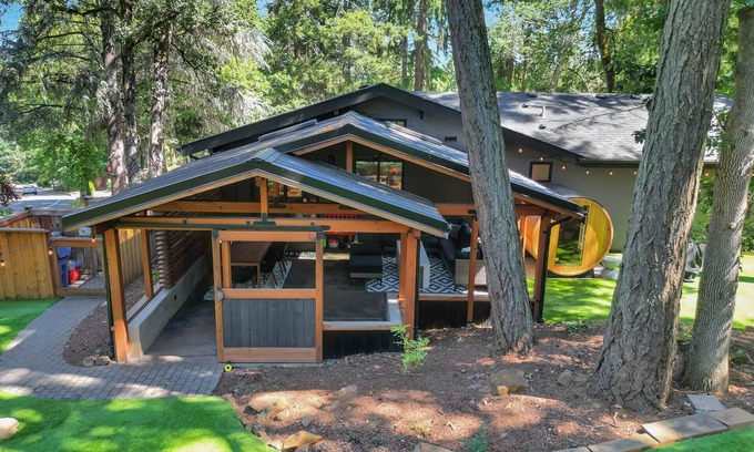 Friendly House | Luxury home for the whole family: Game room, sauna, covered patio and huge yard.