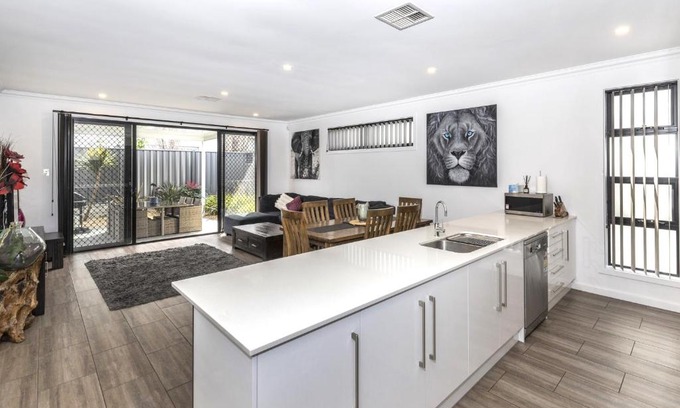 Christies Beach House | Luxury home in Christies Beach with King Bed, NBN, Netflix, 3Bed 2Bath