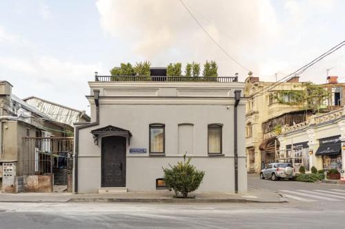 Chugureti Apartment | Luxury Home in Old Tbilisi with Terrace