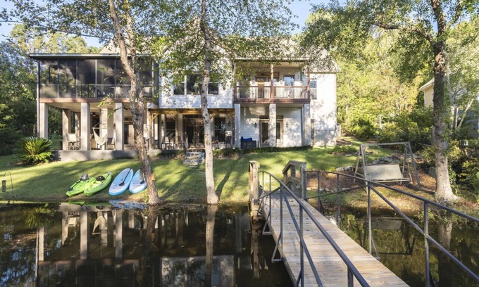 Leesville House | Luxury Home in Quiet Cove-SUPs Kayaks BBall Arcade