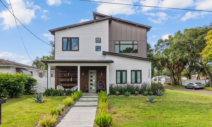 Riverside Heights House | Luxury Home
