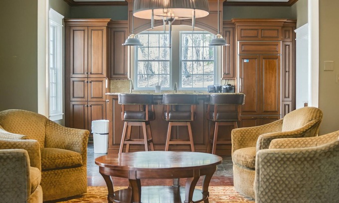 Hot Springs House | Luxury Home w/5 Suites Less than 1 Mile to Homestead, Pool Table + Bar
