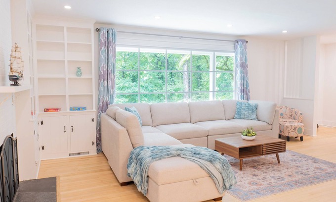 Barracks Rugby House | Luxury house 3 mins from UVA - Close to JPJ Arena