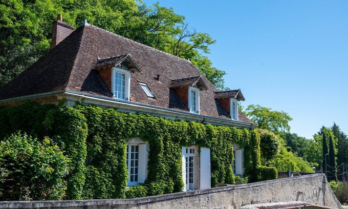 Nazelles-Negron House | Luxury House on the Chateau des Ormeaux's park.