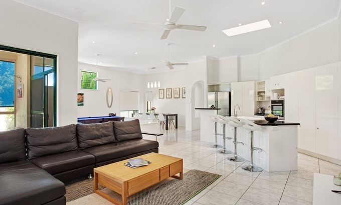 Noosaville House | Luxury in Noosa- Pool, Kayaks, Bikes. Daily coffee