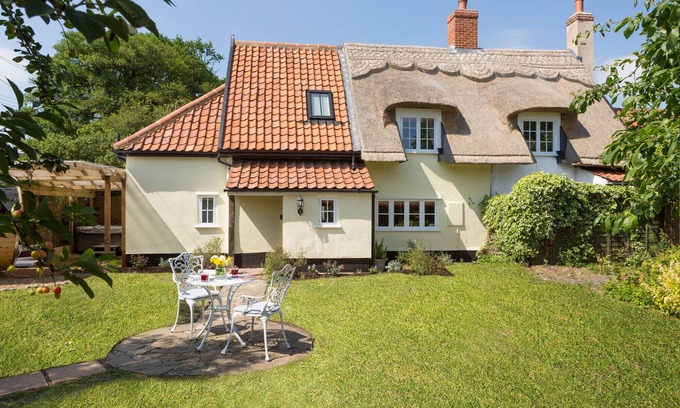 Stoke Ash Cottage | Luxury: Jacuzzi and Swedish sauna at dog friendly chocolate box cottage
