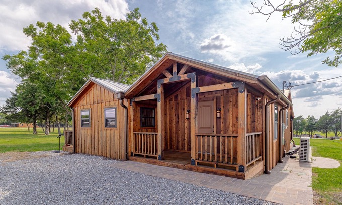 Lavon House | Luxury Lady Bird Cabin at Historical Farm