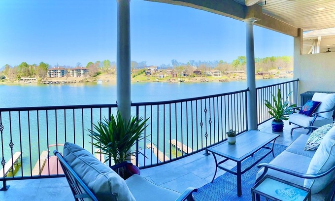 Lake Hamilton Condo | Luxury Lake Hamilton Condo w/180° Lakefront View-Main Channel, Central Location!