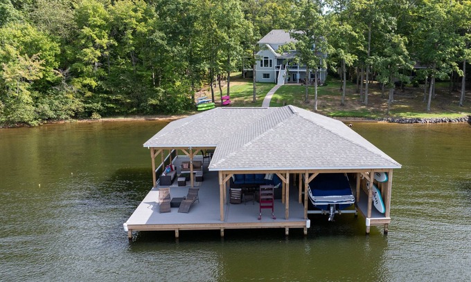 Bumpass House | Luxury LAKEFRONT 7Bdr/7.5Ba -Huge Boathouse in Quiet Cove-Public Side-Stunning